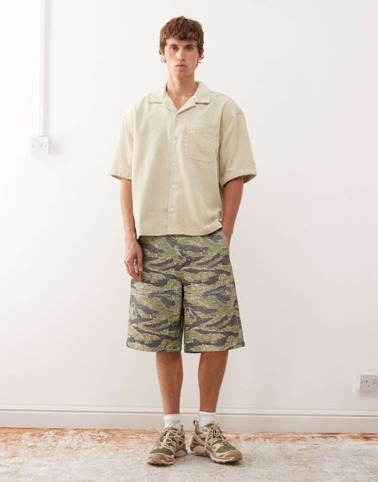 Weekday oversized kordfrotté skjorta med vikkrage i beige - Image 2
