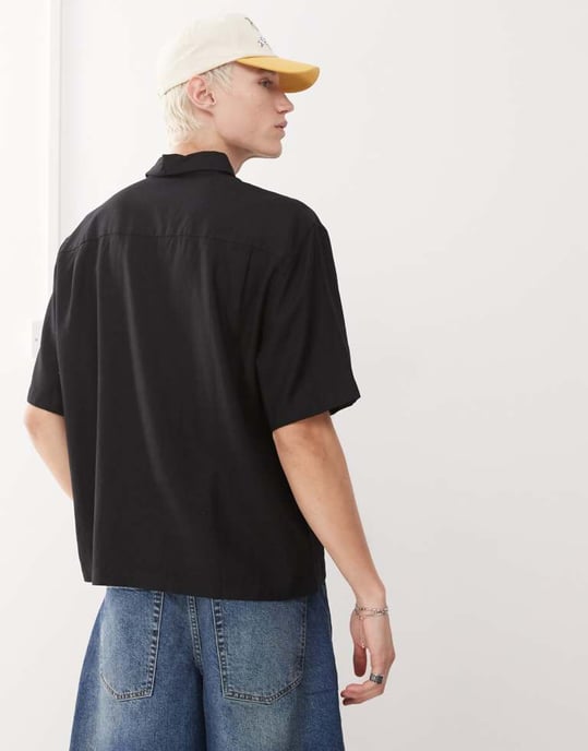 Oversized boxy fit kortärmad skjorta i linne i svart från Weekday - Image 4
