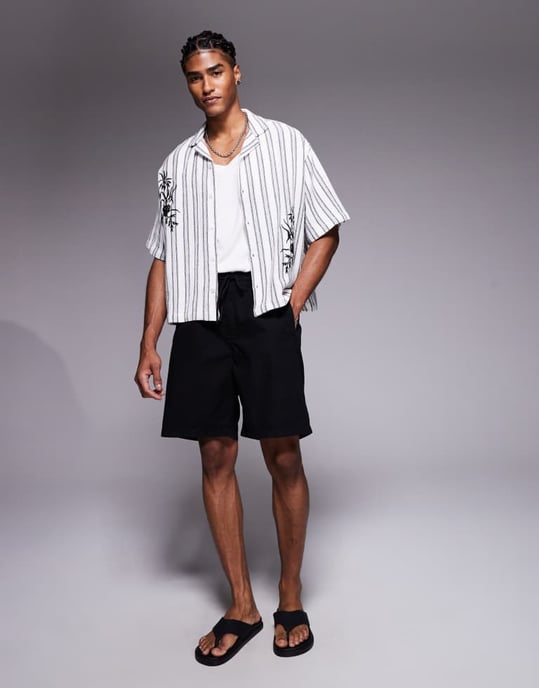 ASOS DESIGN boxy oversized virkad skjorta med broderi i svart och vitt - Image 4