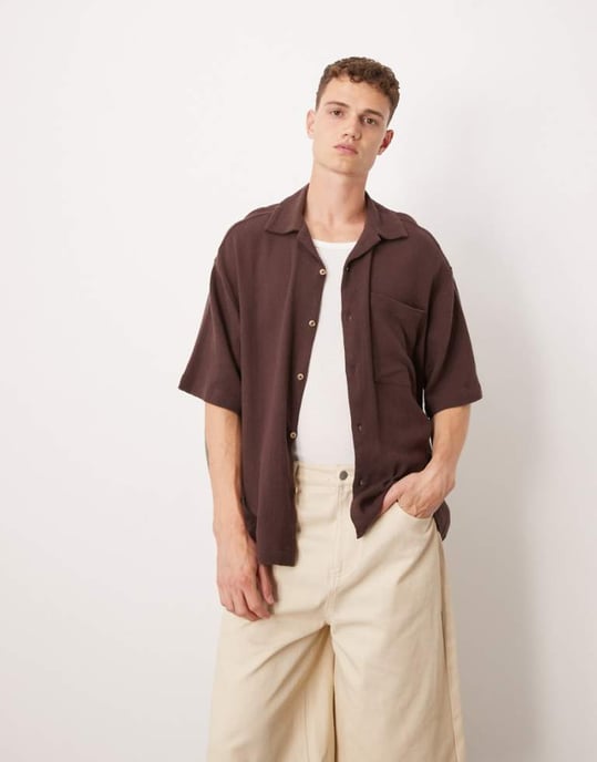 ASOS DESIGN boxy texturerad regular skjorta i brunt - Image 1