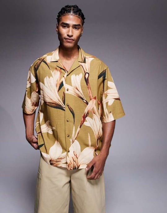 ASOS DESIGN avslappnad skjorta med krage och blommönster i khaki - Image 1