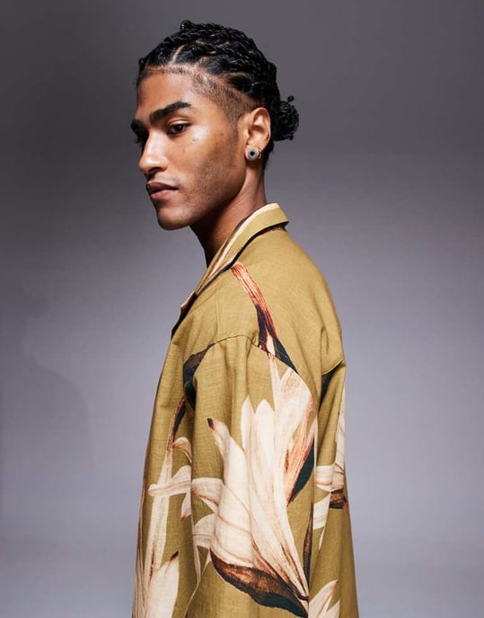 ASOS DESIGN avslappnad skjorta med krage och blommönster i khaki - Image 2