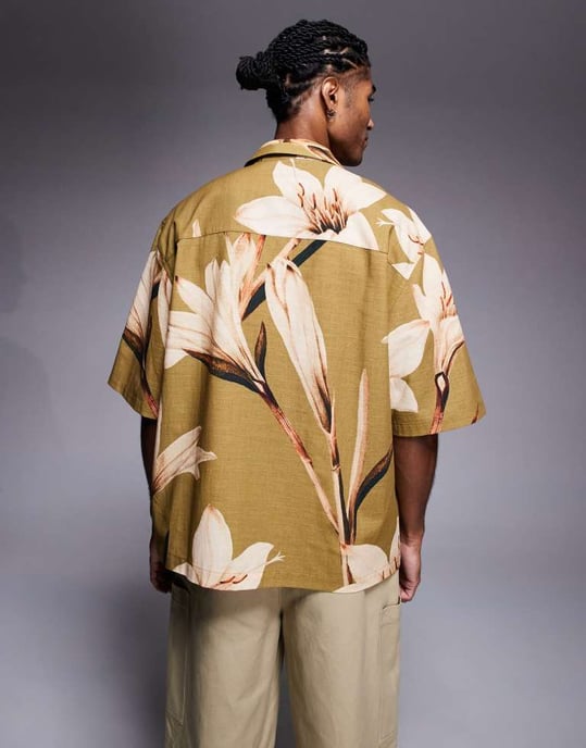 ASOS DESIGN avslappnad skjorta med krage och blommönster i khaki - Image 3