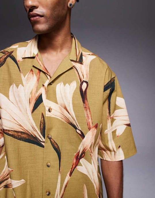 ASOS DESIGN avslappnad skjorta med krage och blommönster i khaki - Image 4