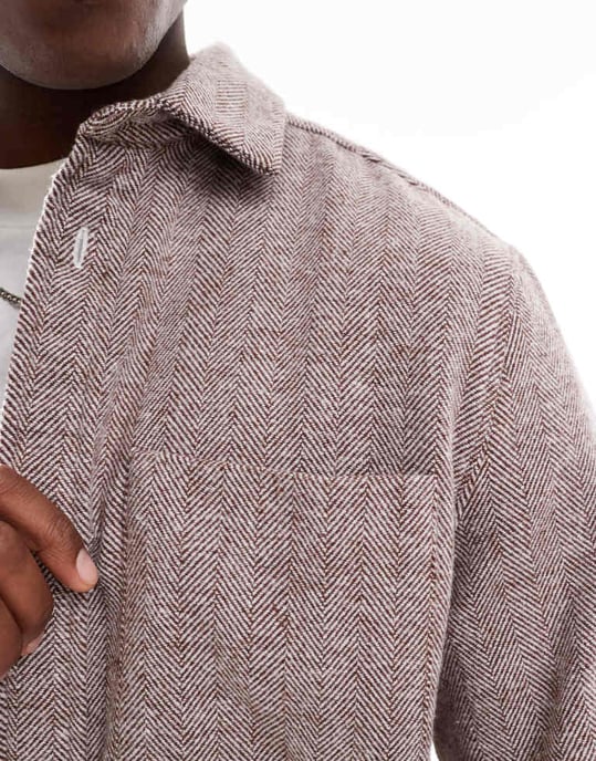 ASOS DESIGN herringbone overshirt med ficka i brunt - Image 4