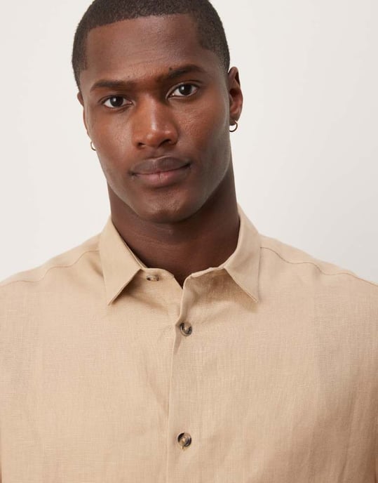 ASOS DESIGN 100% linne boxig regularskjorta i sand - Image 2