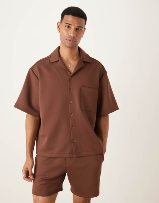 ASOS DESIGN koord oversized revere-kragar skjorta i brun scuba-liknande tyg - Image 1