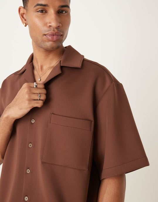 ASOS DESIGN koord oversized revere-kragar skjorta i brun scuba-liknande tyg - Image 4