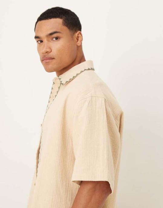 ASOS DESIGN texturerad oversize-skjorta med whip stitch-detalj i sten - Image 4