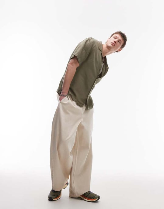 Topman regular fit kortärmad linneblandad skjorta i khaki - Image 4