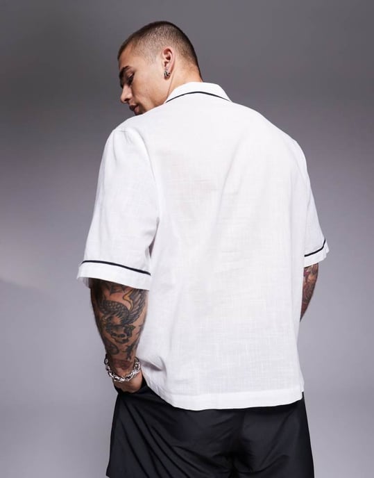 ASOS DESIGN koord boxy skjorta med bröstbroderi i vit - Image 4