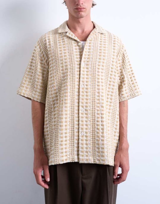 Topman avslappnad passform kortärmad tvåfärgad texturerad skjorta i sten - Image 1