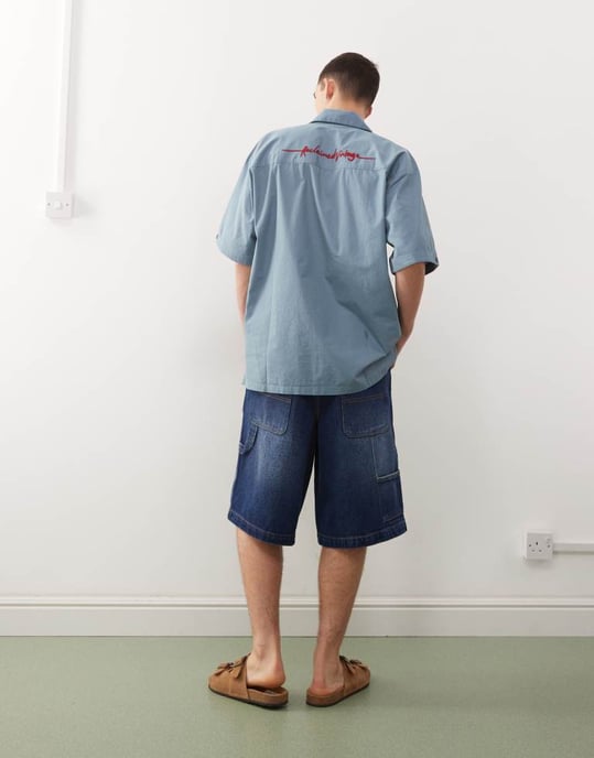 Återvunnen vintage boxig kortärmad skjorta med broderidetalj på ryggen i blått - Image 4