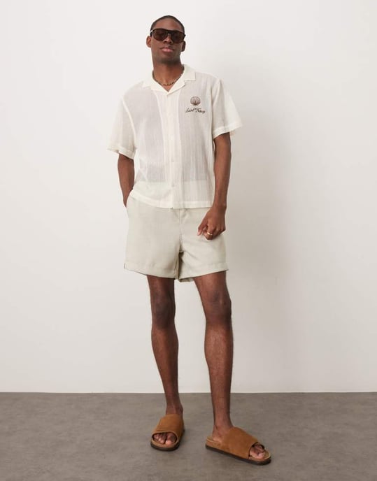 ASOS DESIGN boxig genomskinlig texturerad skjorta med broderi på bröstet i ecru - Image 2