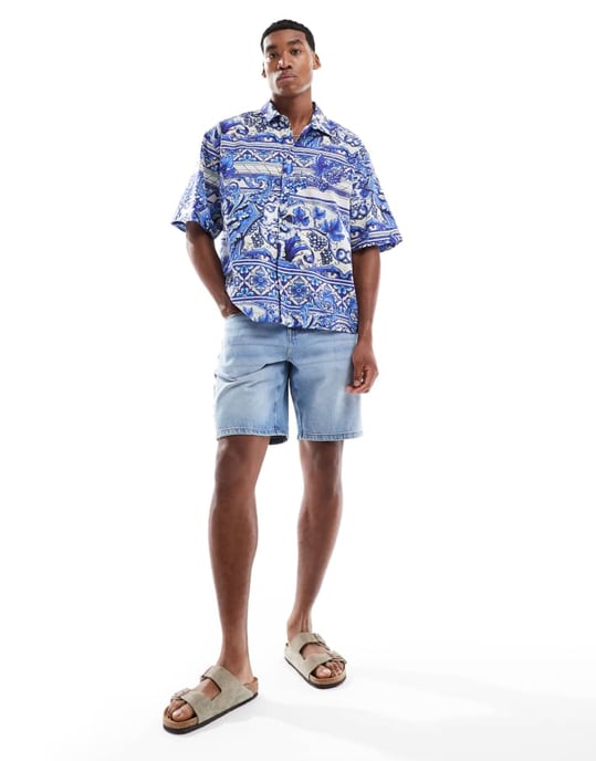 ASOS DESIGN boxy oversized tryckt skjorta i blått och vitt - Image 3