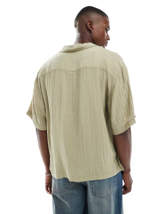 Cotton On box fit kortärmad skjorta i dobby khaki - Image 2