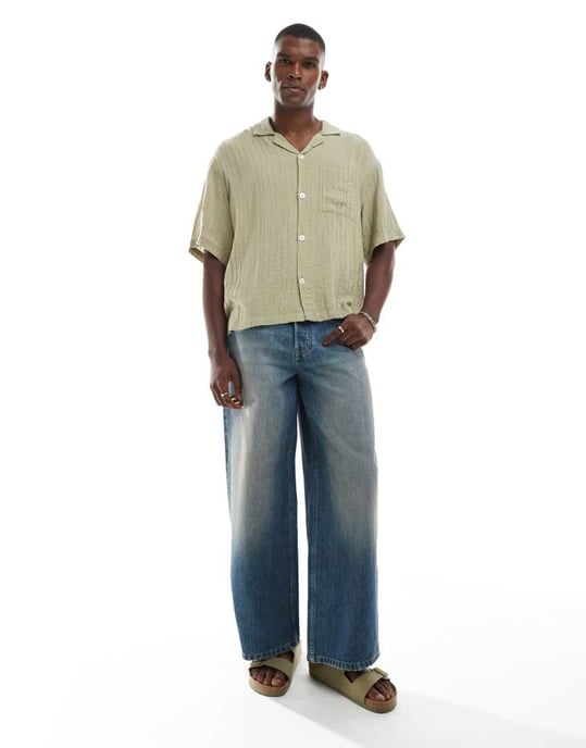 Cotton On box fit kortärmad skjorta i dobby khaki - Image 3