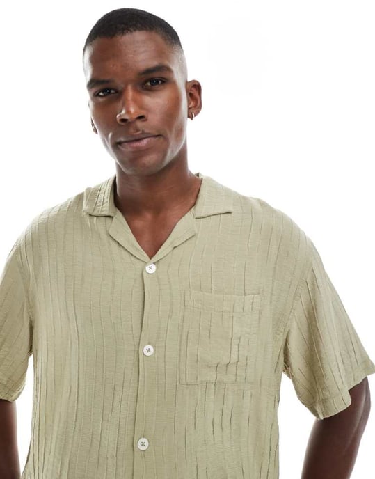 Cotton On box fit kortärmad skjorta i dobby khaki - Image 4