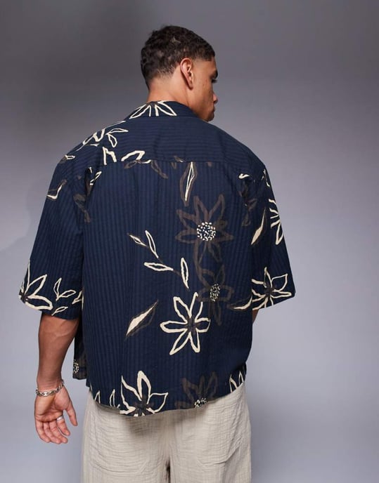 ASOS DESIGN boxy oversized seersucker-skjorta med blommönster i svart - Image 4