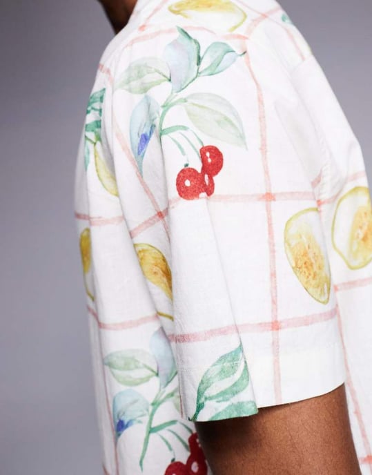 ASOS DESIGN oversized skjorta med revers och frukttryck i beige - Image 4