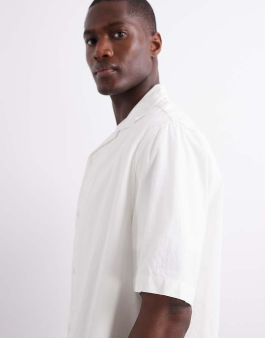ASOS DESIGN kragig texturerad skjorta i vitt - Image 2