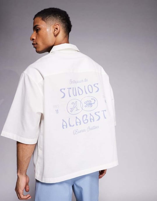 ASOS DESIGN oversized krage skjorta i krämfärgad med placeringstryck - Image 3