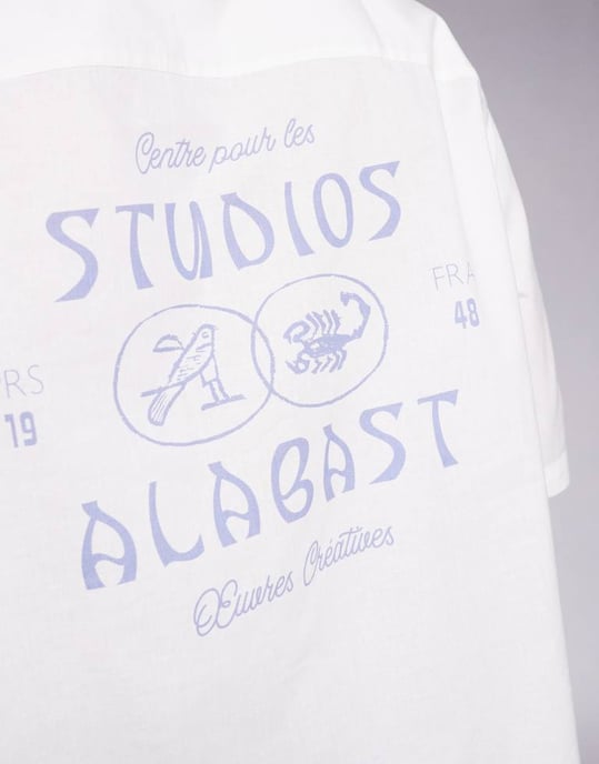 ASOS DESIGN oversized krage skjorta i krämfärgad med placeringstryck - Image 4