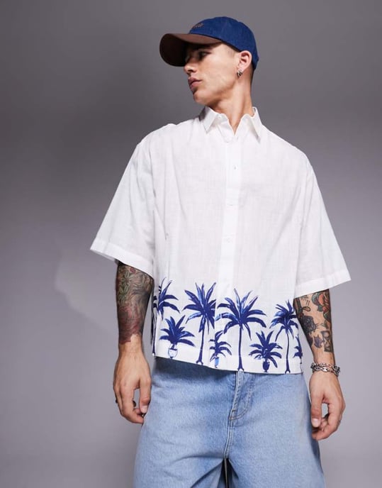 ASOS DESIGN boxy oversized linne-look skjorta med palmtryck i vitt - Image 1