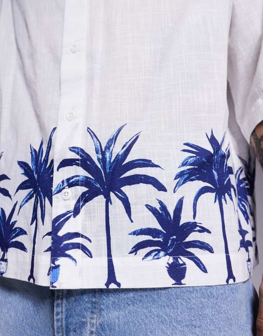 ASOS DESIGN boxy oversized linne-look skjorta med palmtryck i vitt - Image 3