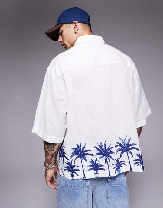 ASOS DESIGN boxy oversized linne-look skjorta med palmtryck i vitt - Image 4
