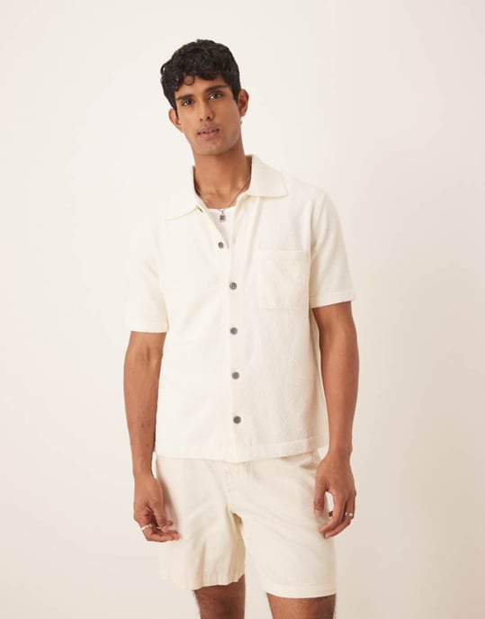 ARKET mjuk touch boucle textured stickad kortärmad skjorta i off white - Image 1