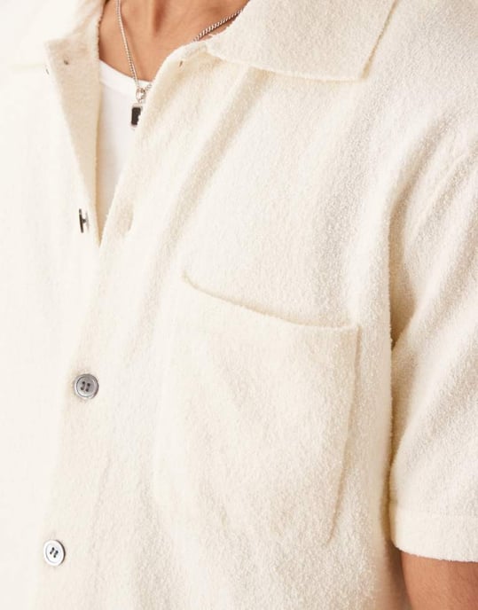 ARKET mjuk touch boucle textured stickad kortärmad skjorta i off white - Image 3