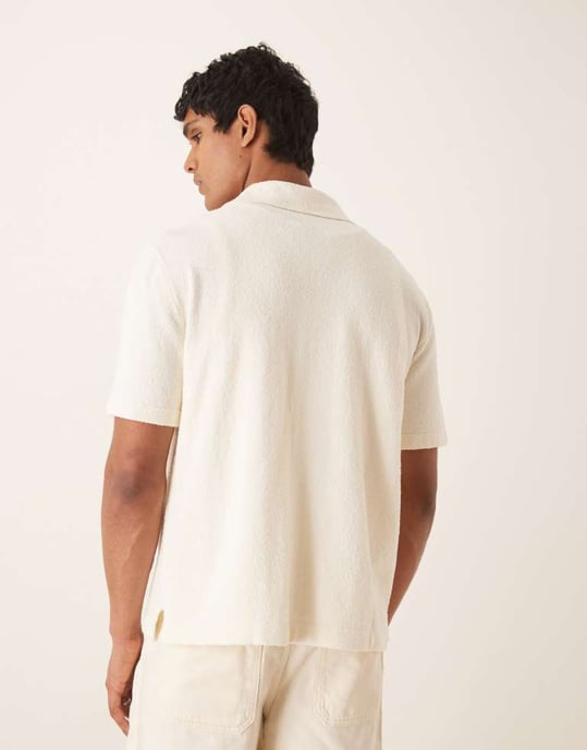 ARKET mjuk touch boucle textured stickad kortärmad skjorta i off white - Image 4