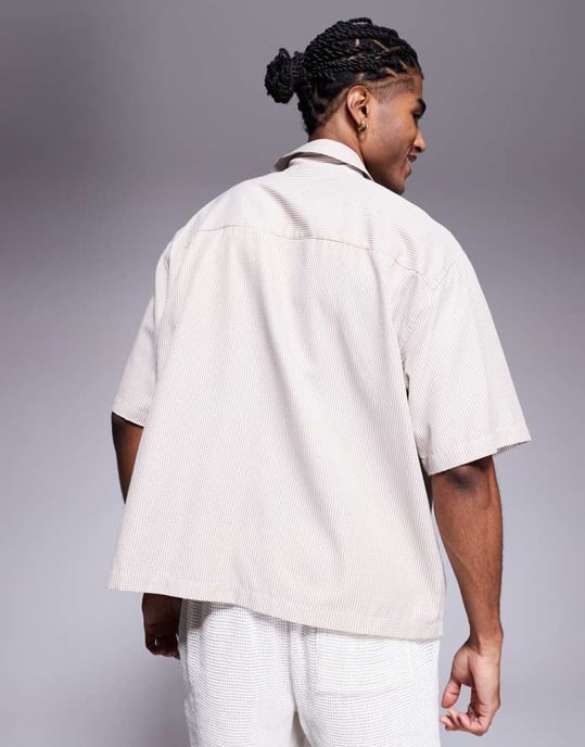 ASOS DESIGN boxig oversized rutskjorta med bröstbroderi i beige - Image 3