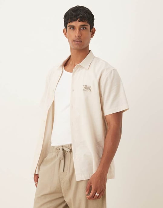 ASOS DESIGN regularskjorta med bröstbroderi i beige - Image 1