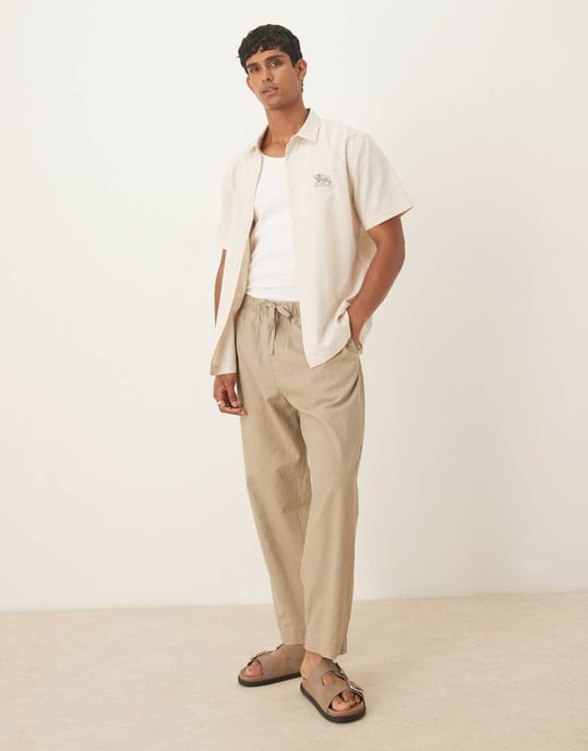 ASOS DESIGN regularskjorta med bröstbroderi i beige - Image 2