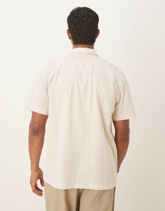ASOS DESIGN regularskjorta med bröstbroderi i beige - Image 3