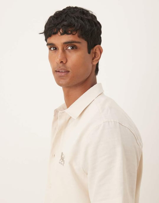 ASOS DESIGN regularskjorta med bröstbroderi i beige - Image 4