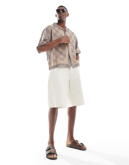 ASOS DESIGN boxy oversized skjorta med tryck i brunt - Image 2
