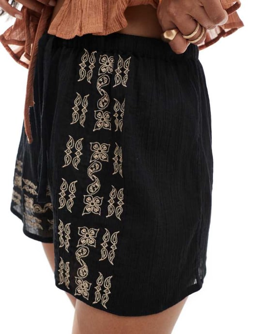 ASOS DESIGN Billie krinklad strandshorts i broderad bandana-mönster - Image 2