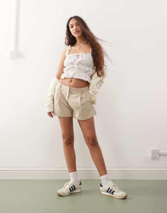 Miss Selfridge mikrishorts i ljusbrun - Image 2