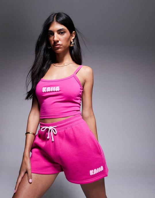 Kaiia bomullsmix pufftryckt logotyp ribbad midjeband svettshorts co-ord i fuchsia och babyrosa - Image 2