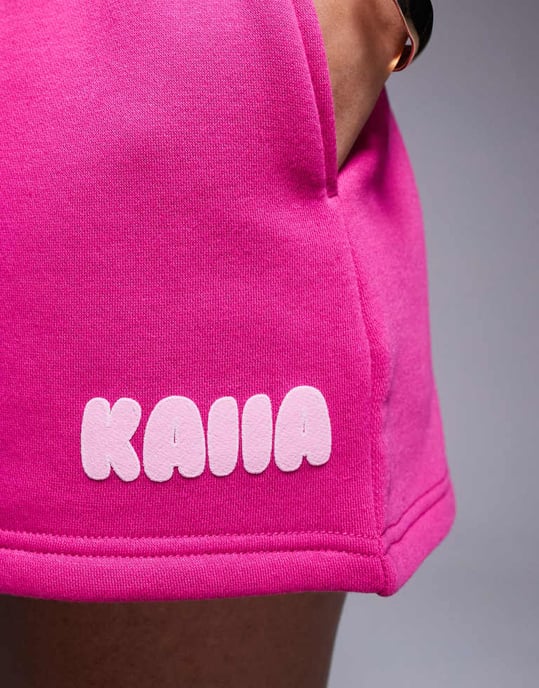 Kaiia bomullsmix pufftryckt logotyp ribbad midjeband svettshorts co-ord i fuchsia och babyrosa - Image 3