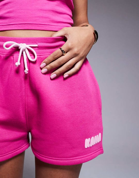 Kaiia bomullsmix pufftryckt logotyp ribbad midjeband svettshorts co-ord i fuchsia och babyrosa - Image 4
