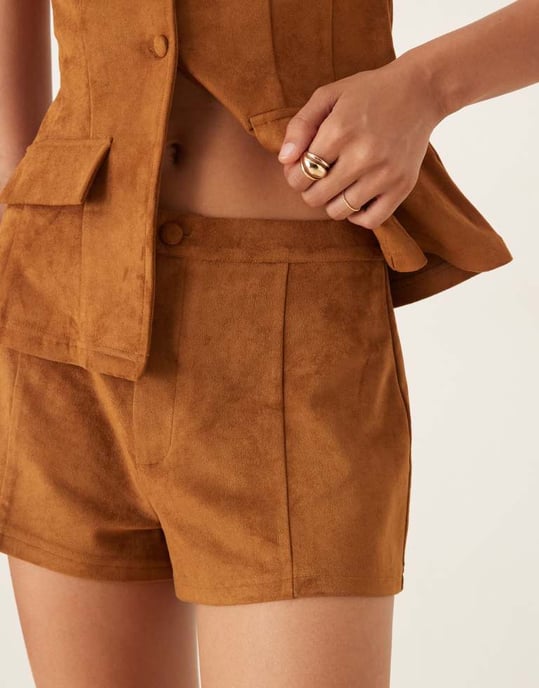 ASOS DESIGN matchande sömmar i fuskmocka hotpants i brun - BRUN - Image 3