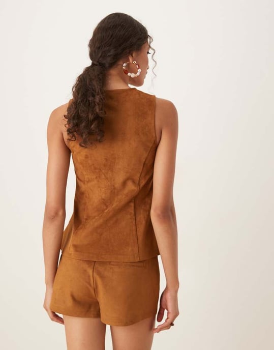 ASOS DESIGN matchande sömmar i fuskmocka hotpants i brun - BRUN - Image 4