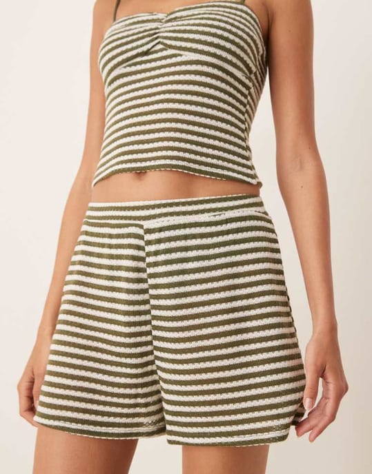 ASOS DESIGN samordnad texturerad baggy virkad shorts i grönrandig - Image 2