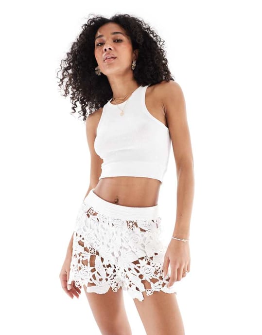 Miss Selfridge strandcrochetstickad shorts i krämvit - Image 3