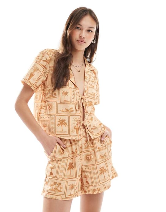 Vero Moda kortbyxor med matchande överdel i tonad vykortstryck - Image 1