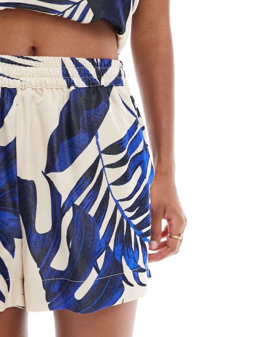 Vero Moda satin kort set med blå lövtryck i krämfärg - Image 3